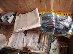 lot 220 image: Lot of Vintage doilies and table li...