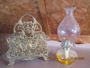 lot 235 image: Vintage Oil lamp with hurricane sha...