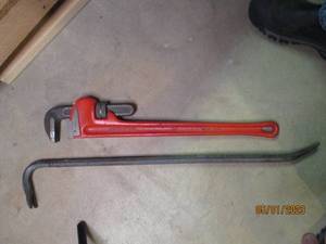 lot 49 image: 24 Craftsman pipe Wrench and 3ft pry bar