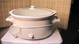 lot 80 image: Hamilton Beach crock pot...