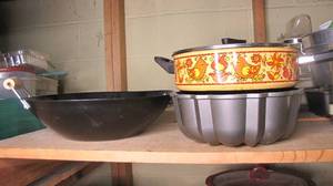 lot 90 image: wok, frying pan, bundt cake...