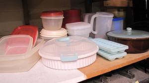 lot 96 image: pie taker, casserole dish and Rubbe...