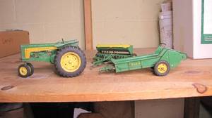 lot 276 image: vintage John deer tractor, manure s...