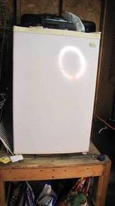 lot 386 image: mini fridge, Avanti, needs cleaning...