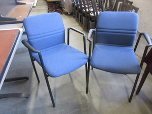 lot 305 image: STYLEX STACKING CHAIRS WITH ARMS