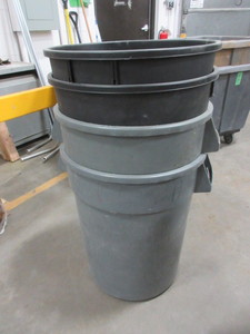 lot 124 image: RUBBERMAID 32 GALLON TRASH CANS