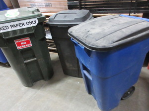lot 129 image: LIDDED, PLASTIC, ROLLING TRASH CANS