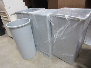 lot 131 image: PLASTIC TRASH CANS WITH LIDS