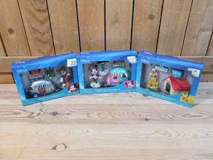 lot 22 image: Lot of THREE Minature Statuaries Kit (Mickey, Minni & Pluto)