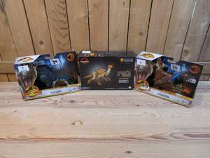 lot 4 image: Lot of THREE Jurassic World Toys
