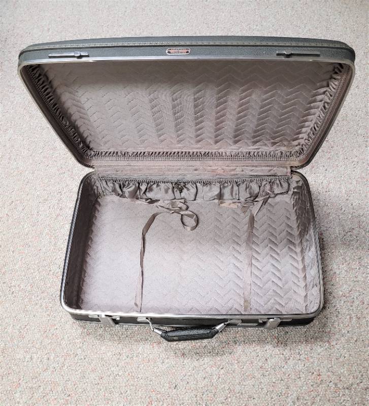 lot 11 image: American Tourister Hard Case Luggage with Keys