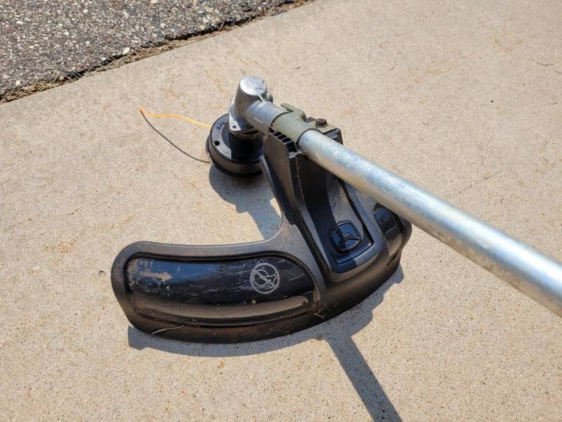 lot 28 image: John Deere Grass Trimmer Lower Unit