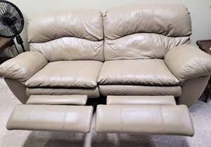 lot 4 image: From Schneidermans Furniture - Set of Leather Reclining Sofa and Leather Reclining Chair