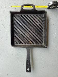 lot 63 image: BOBBY FLAY 10.5 CAST IRON SQUARE GRIDDLE SKILLET LONG HANDLE
