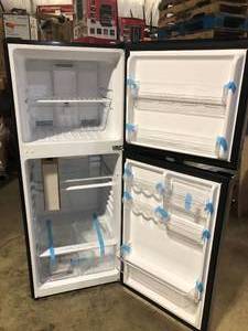 lot 7 image: 10.1 cu. ft. Top Freezer Refrigerator in Platinum Steel by Magic Chef  Damage on Top  Customer Returns See Pictures