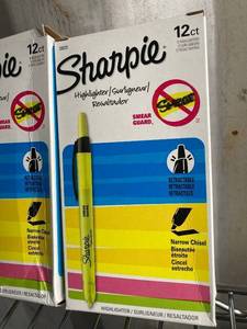 lot 23 image: Sharpie Retractable Highlighters