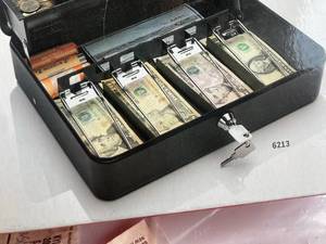 lot 8 image: Honeywell Cash Box
