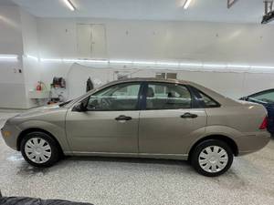 lot 10Z image: 2005 Ford Focus ZX4 S
