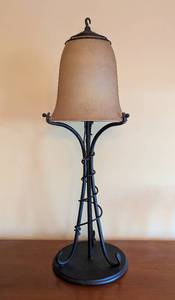 lot 5 image: Decorative Table Lamp