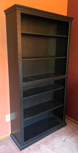 lot 68 image: Beautiful Bookshelf with Adjustable Shelves