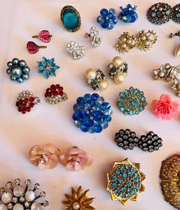 lot 87 image: Vintage Earrings and Brooches