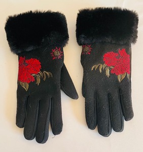lot 91 image: Three Pairs of Mittens and Gloves