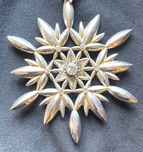 lot 94 image: 2011 Waterford Ornament