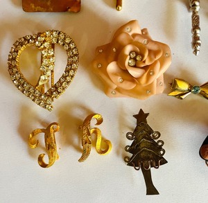 lot 156 image: Beautiful Brooches