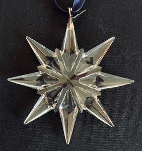 lot 171 image: Trio of Swarovski Crystal Snowflake Ornaments