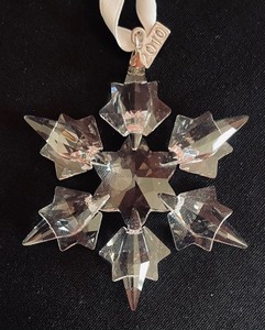 lot 176 image: Trio of Swarovski Crystal Snowflake Ornaments