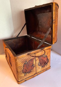 lot 191 image: Delightful Decorative Hinged Box with Leaf Detailing