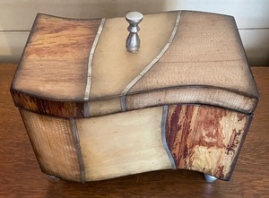 lot 222 image: Elegant Decorative Lidded Dresser Box