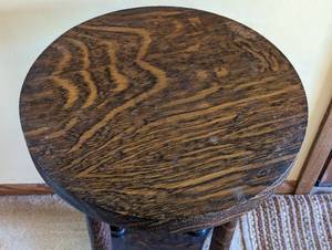 lot 19 image: Vintage Round Tiger Maple Pedestal Table