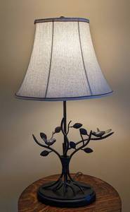 lot 24 image: Decorative Metal Bird Table Lamp