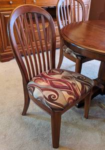 lot 7 image: Round Dining Table and Chairs