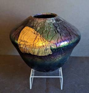 lot 49 image: Robert Eickholt Iridescent Art Glass Vase