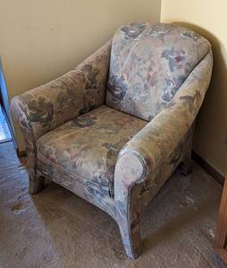 lot 100 image: Vintage Floral Armchair