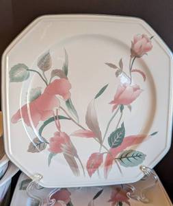 lot 112 image: Mikasa Silk Flowers Dish Set