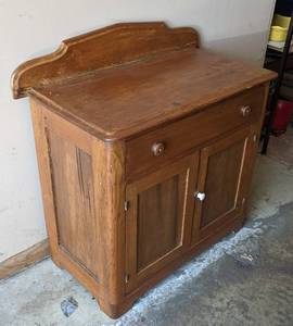 lot 119 image: Vintage Pine Commode