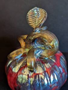 lot 141 image: Steven Lundberg Art Glass Pumpkin