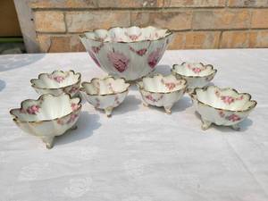 lot 41 image: Schwarzburg Porcelain Nut Set with Rosette Garland
