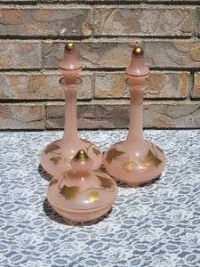 lot 128 image: 50s Pink with Gold Decorated Vanity Set  2 Scent Bottles and Powder Jar