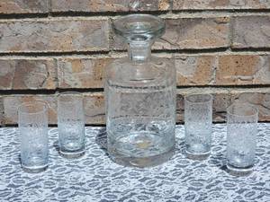 lot 129 image: Czech Etched Chintz Decanter & Cordial Glass Barware Set