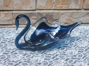 lot 141 image: Marigold Glassware Blue Swan Figural Bowl