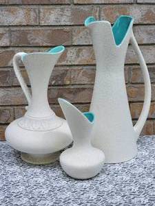 lot 34 image: Vintage Haeger Atomic Lava Glazed White wth Turquoise MCM Trio