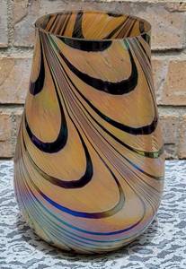 lot 3 image: Irridescent Lemon Yellow Swirled Art Glass Vase