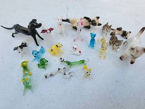 lot 124 image: Petite Ceramic & Murano Art Glass Animal Menagerie  Dogs and Cats