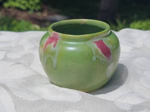 lot 85 image: Foley Pottery Vase in Lime Green with Fuschia & White Splash