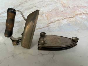 lot 13 image: American beauty iron