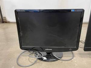 lot 113 image: Lot of 3 monitors